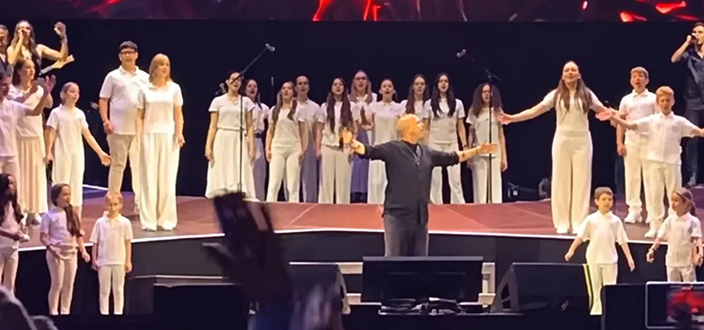 Quando la passione incontra la leggenda: cantare 'Musica è' con Eros in un abbraccio!