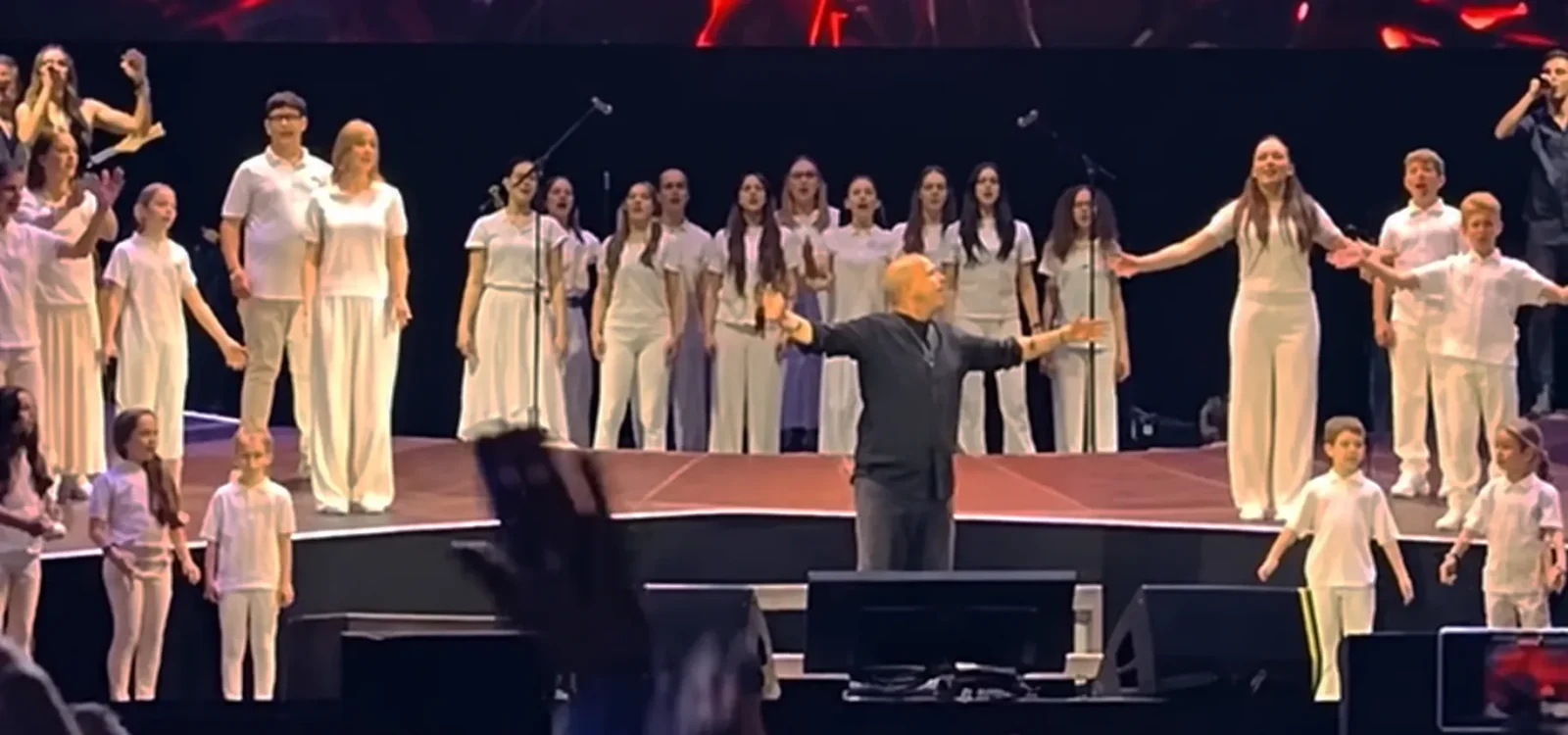 Quando la passione incontra la leggenda: cantare 'Musica è' con Eros in un abbraccio!