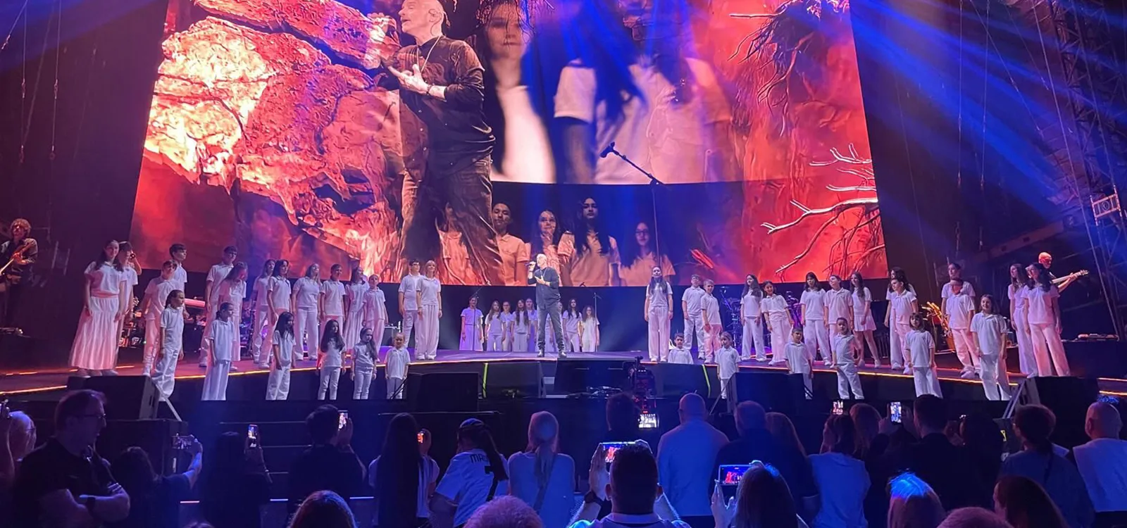 Quando la passione incontra la leggenda: cantare 'Musica è' con Eros in un abbraccio!